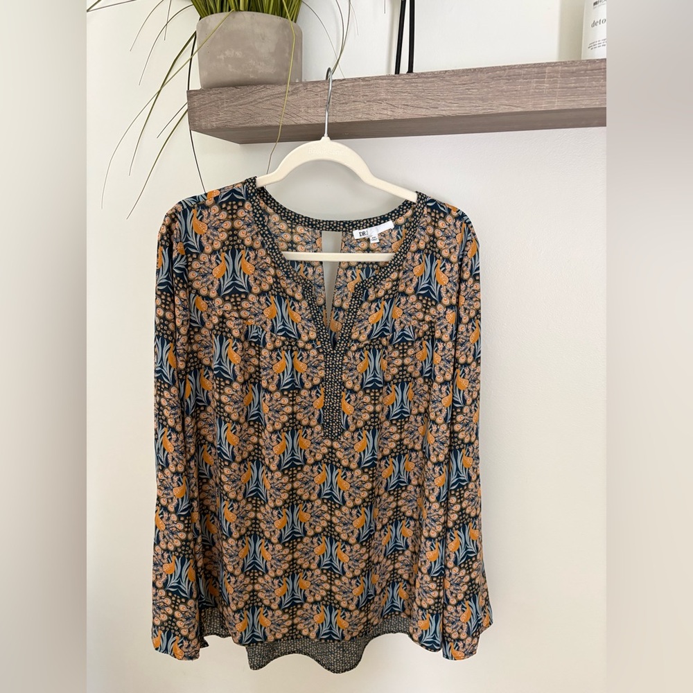 Plus 2xl DR2 Navy Floral Peasant Top with Mustard Motif